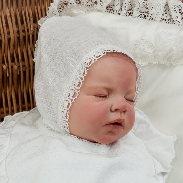 Детский чепчик для новорожденных из льна с кружевом белый